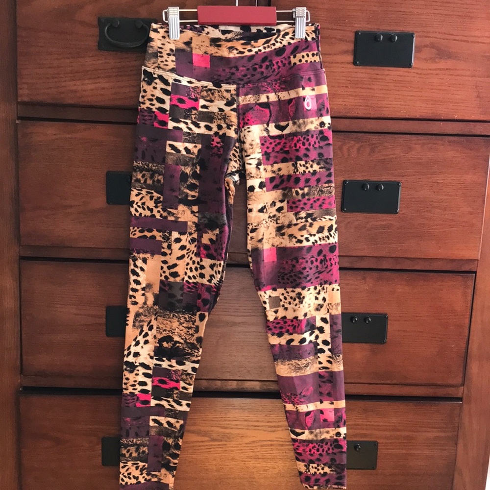 Dona Jo Fitwear Pink, Purple Animal Print Leggings, Size Small